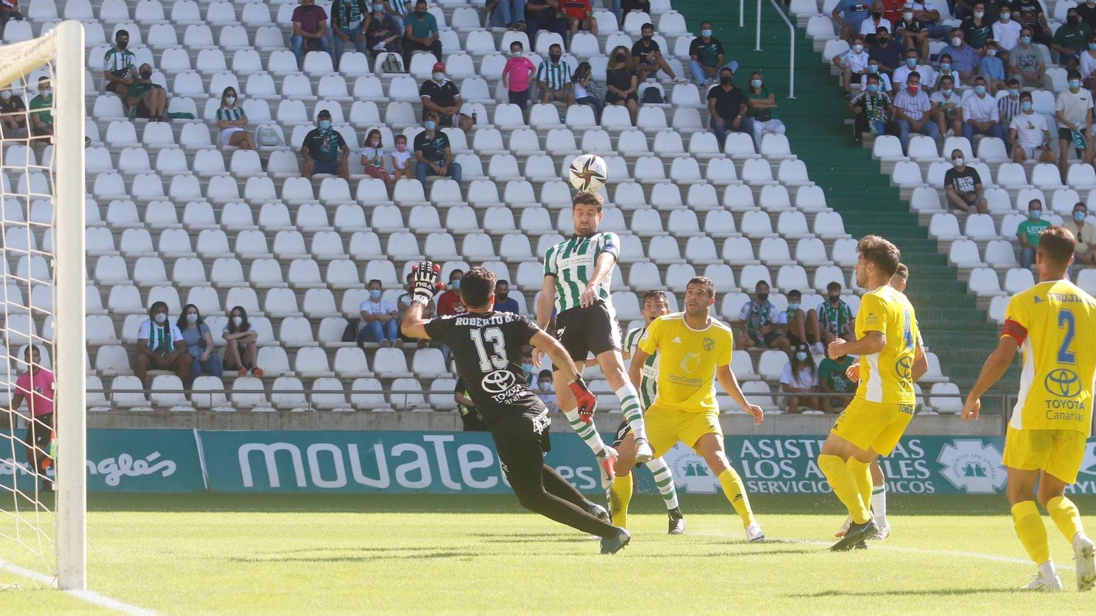 Javi Flores intenta rematar de cabeza ante Roberto, meta dde la UD San Fernando. Javi Flores intenta rematar de cabeza ante Roberto, meta dde la UD San Fernando.
