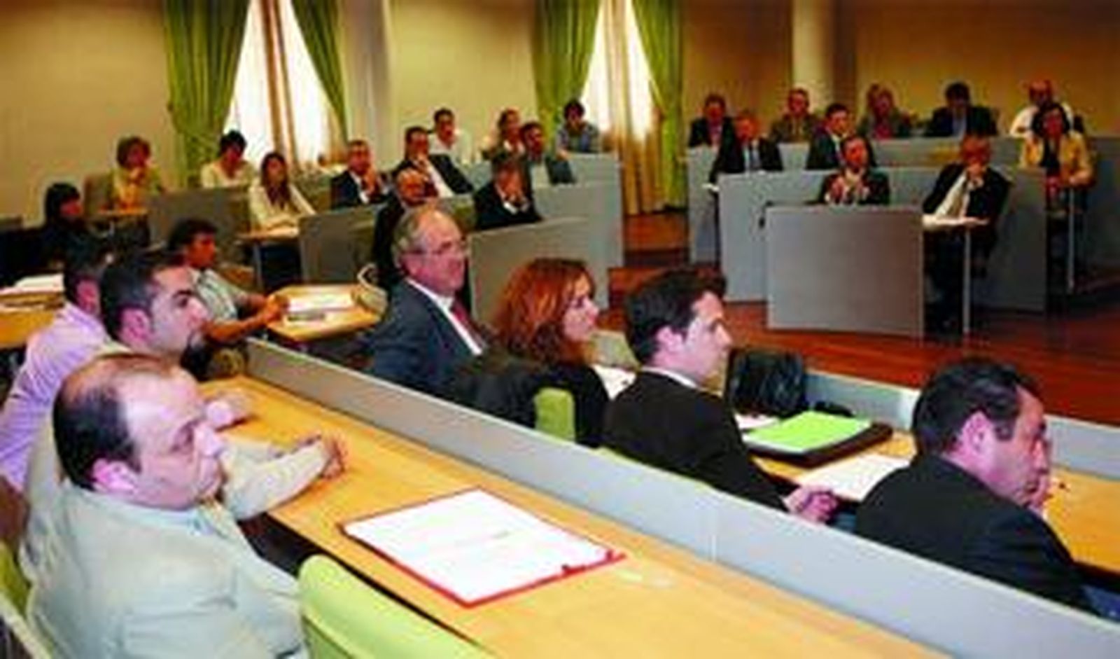 Varios empresarios asisten, ayer, a una jornada sobre empresa familiar en el Rectorado de la UMA.