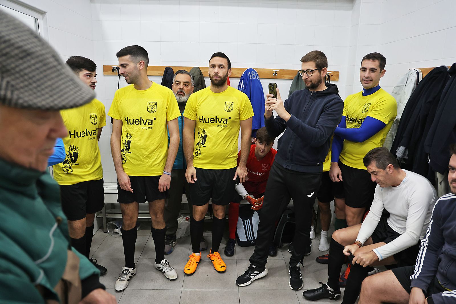 Periodistas y políticos disputan su tradicional partido navideño de fútbol