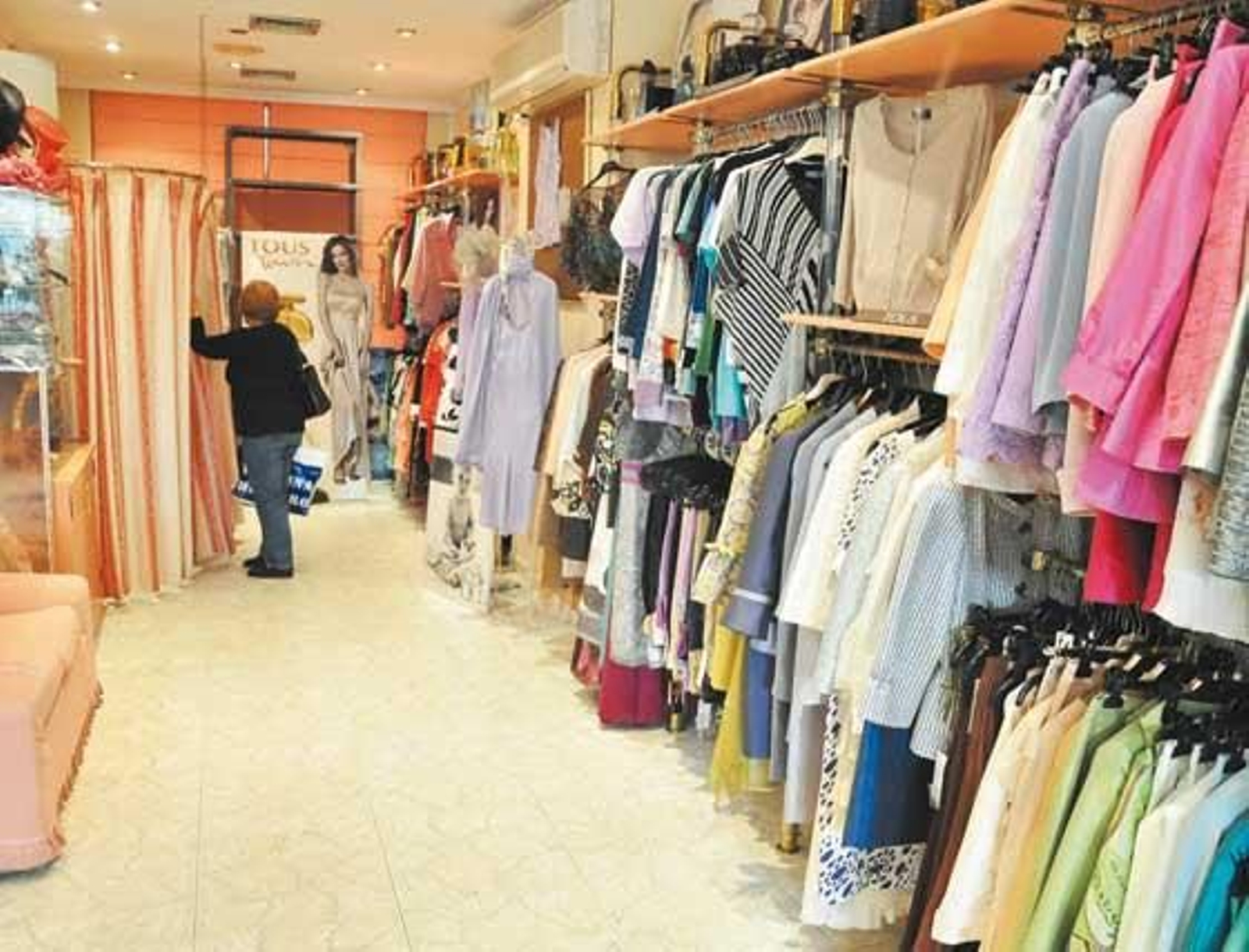 Alexandra
Gerente: Mercedes López Tejedor · Sector: Perfumería y cosmética · Dirección: Calle Algarve, 20-22.
A lexandra está al servicio del jerezano desde hace tres generaciones. Situada en una de las principales calles del centro de Jerez, este establecimiento ofrece a su clientela todas las primeras marcas del mercado en alta perfumería, además de cosmética de  gama media-alta. 
Varios cientos de fragancias conocidas a las que se le añaden cualquier perfume o colonia que por encargo se puede pedir. Además, son expertos en asesoramiento personal.

Foto: Pascual, Manu Garcia