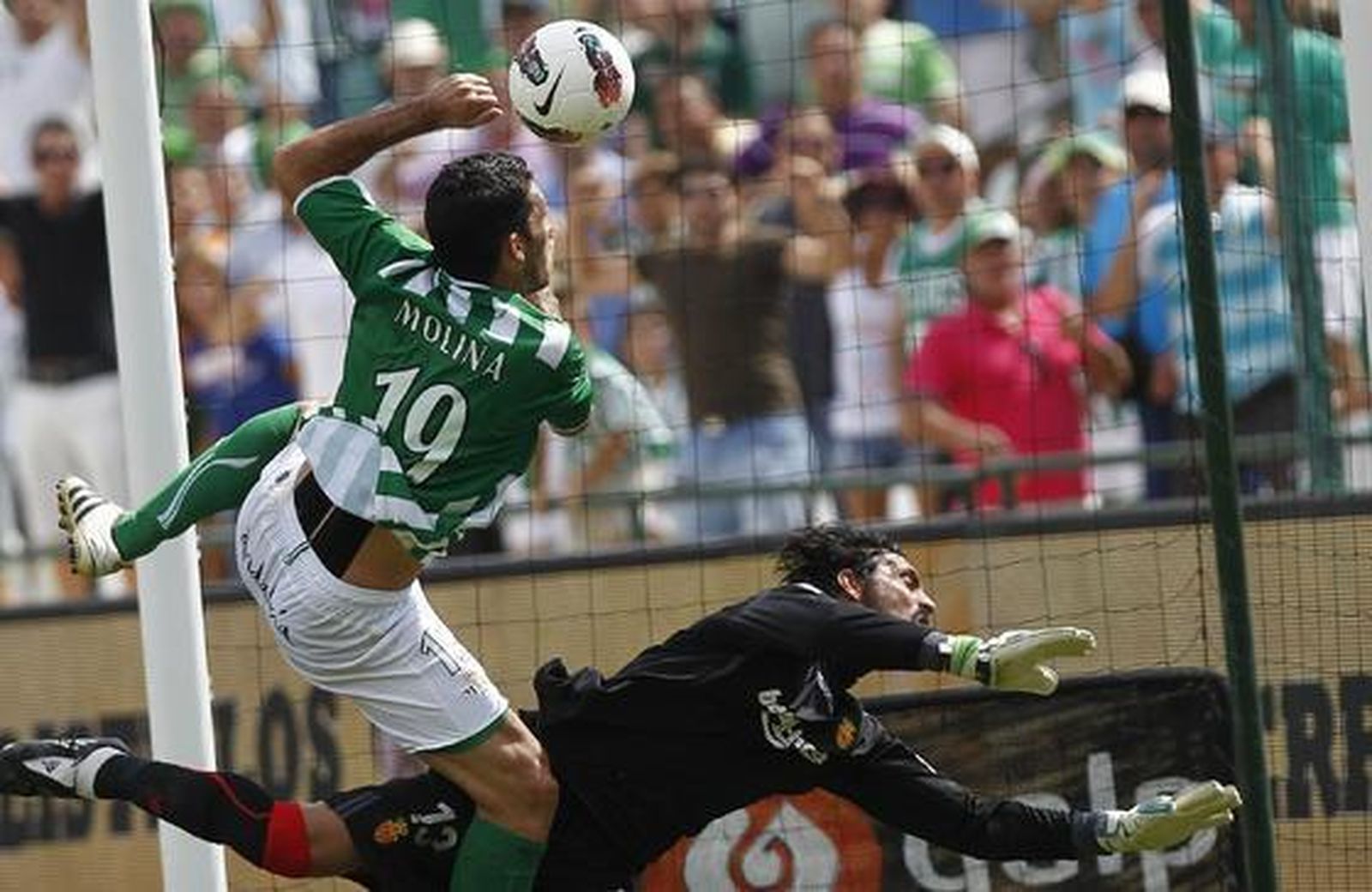 Jorge Molina intenta rematar ante la oposición de Aouate. / Antonio Pizarro