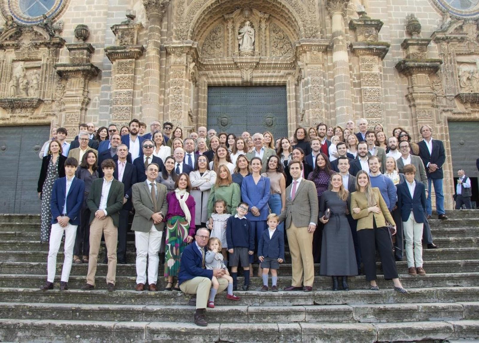Los miembros de la familia Romero-Valdespino, durante su primer encuentro familiar, tras finalizar la ceremonia religiosa en la capilla del Sagrario de la Catedral de Jerez de la Frontera.