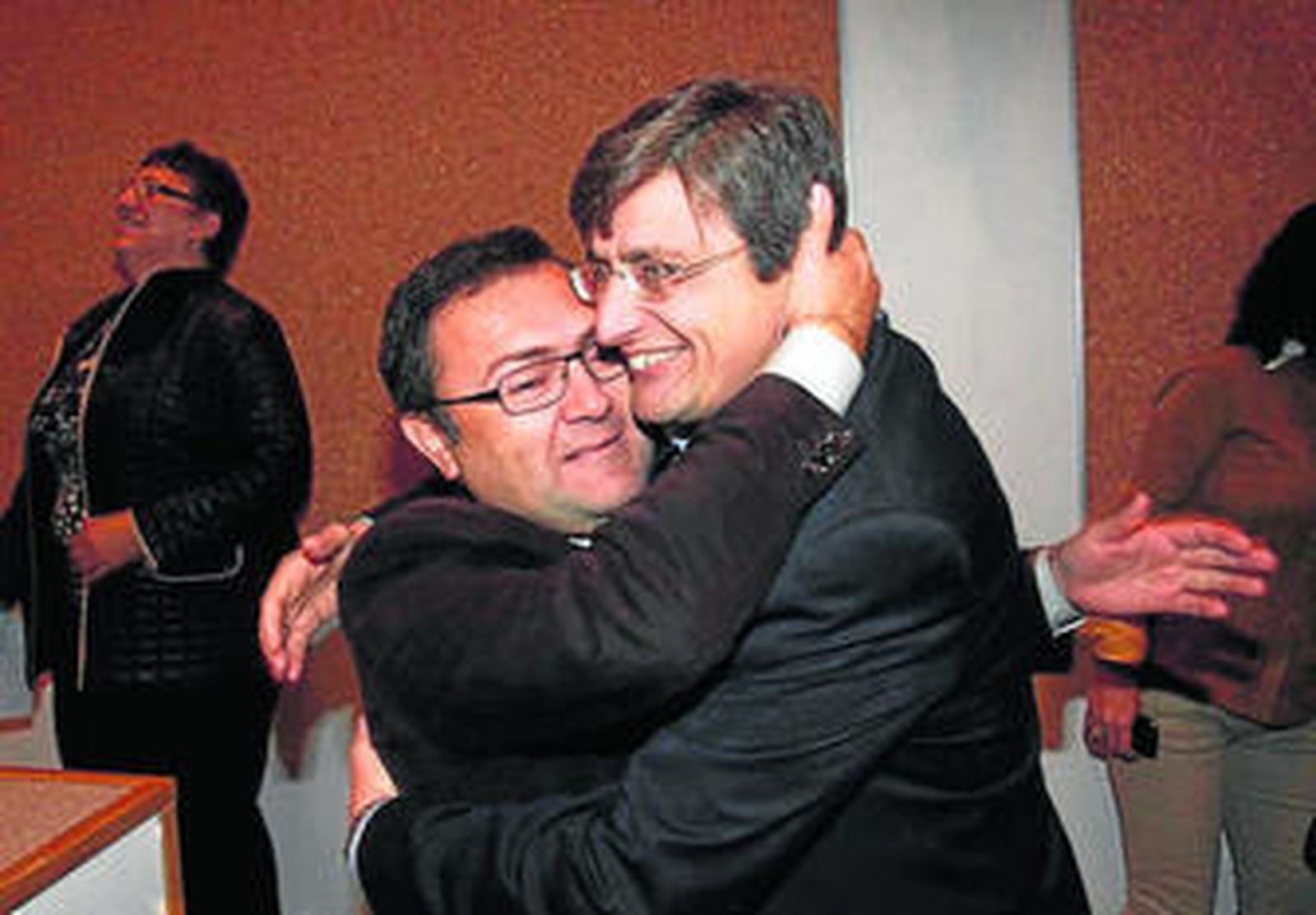 Heredia y Aguilar Román, fundidos en un abrazo.