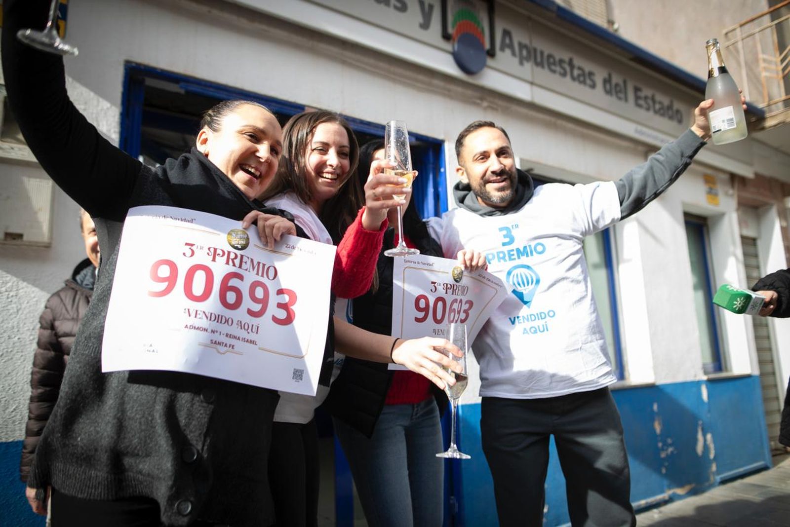 Las imágenes de la euforia en Santa Fe tras los 25 millones que deja la Lotería de Navidad