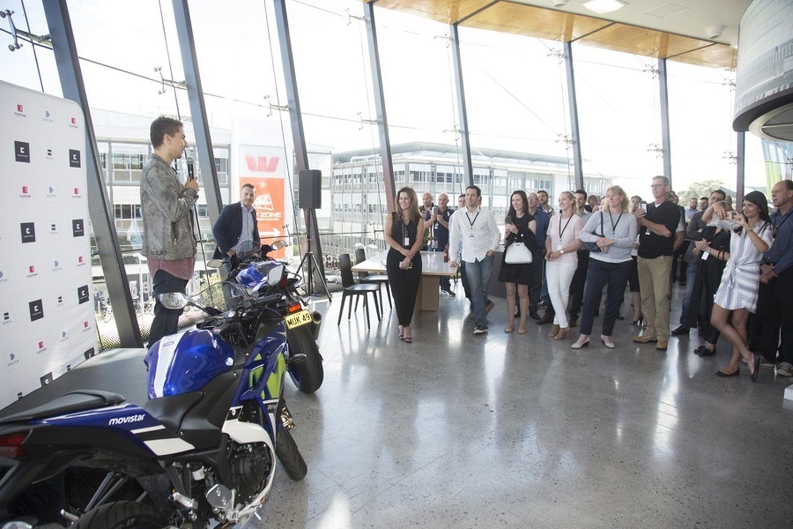 El piloto de MotoGP Jorge Lorenzo, durante su visita del pasado octubre al 'showroom' de Cosentino en Sidney.