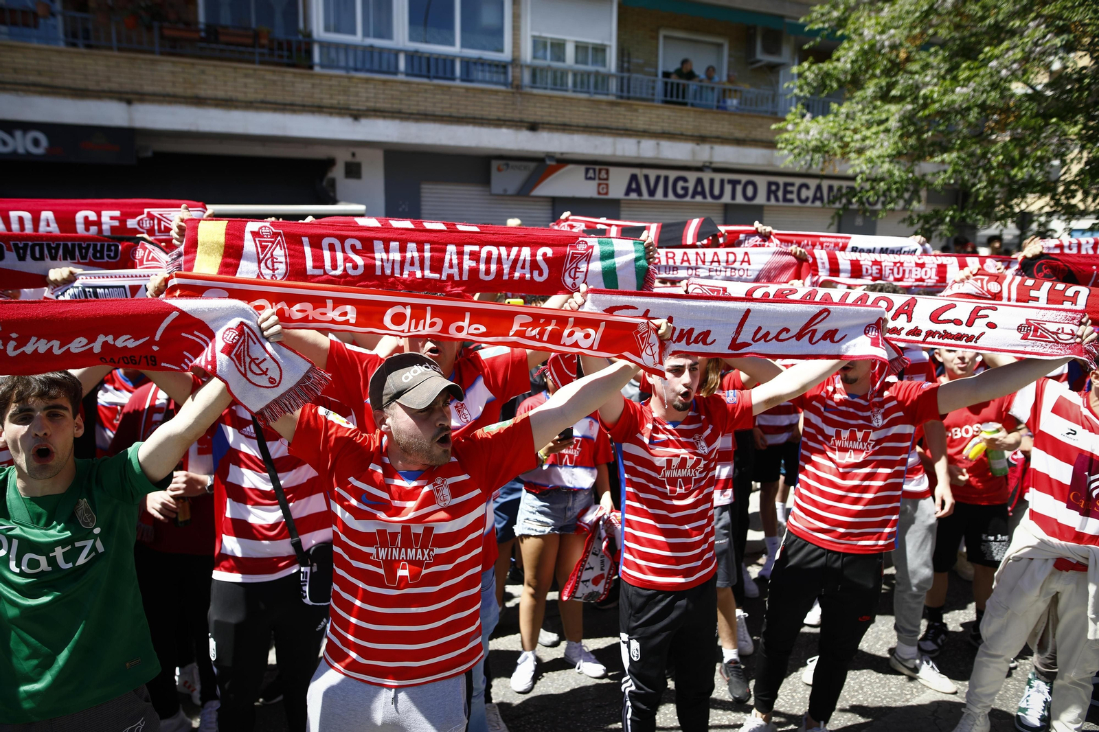 En imágenes: así ha recibido la afición del Granada a su equipo