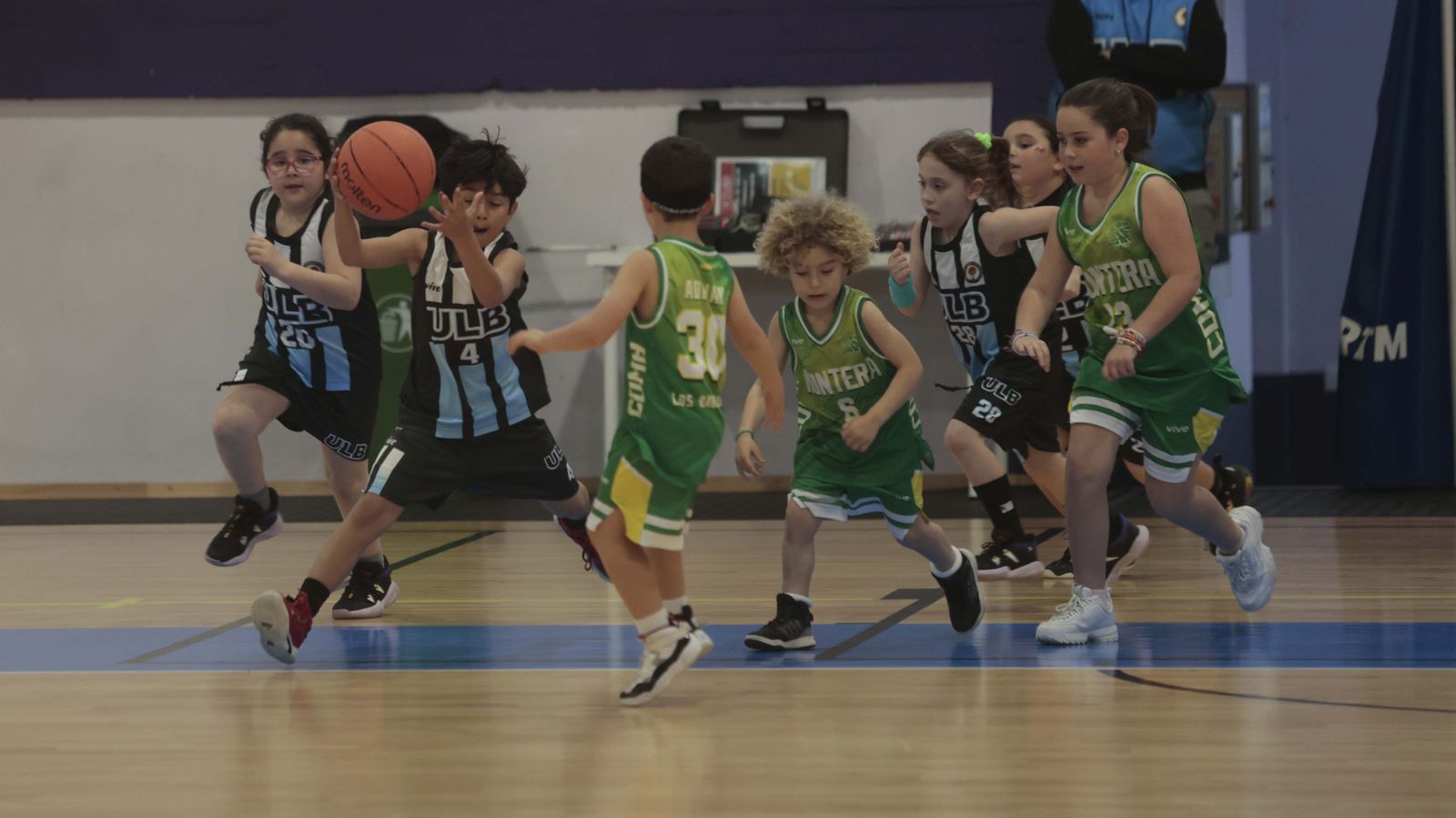 Las fotos de la primera jornada del torneo Semana Santa de baloncesto de la Línea