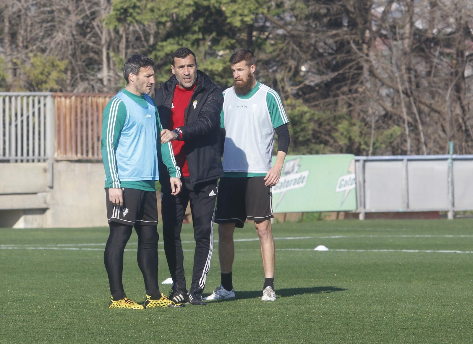Raúl Agné charla con Piovaccari, en presencia de Chus Herrero, durante un entrenamiento.