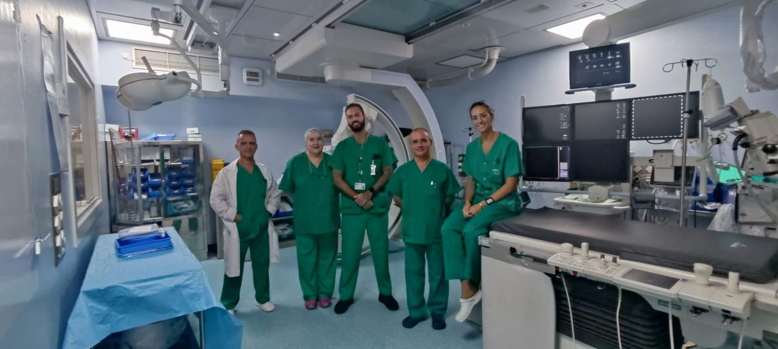 El doctor Juan García (segundo por la derecha), junto a parte de su equipo, en su sala de intervenciones.