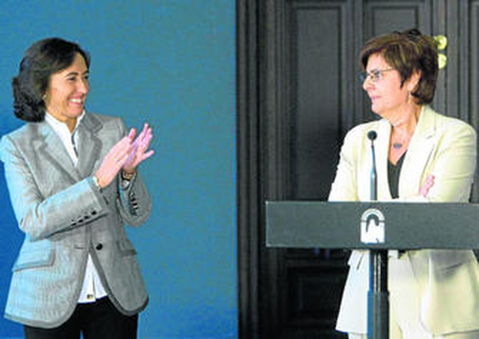 Rosa Aguilar aplaude a Josefina Cruz Villalón en su toma de posesión como nueva consejera de Obras Públicas.