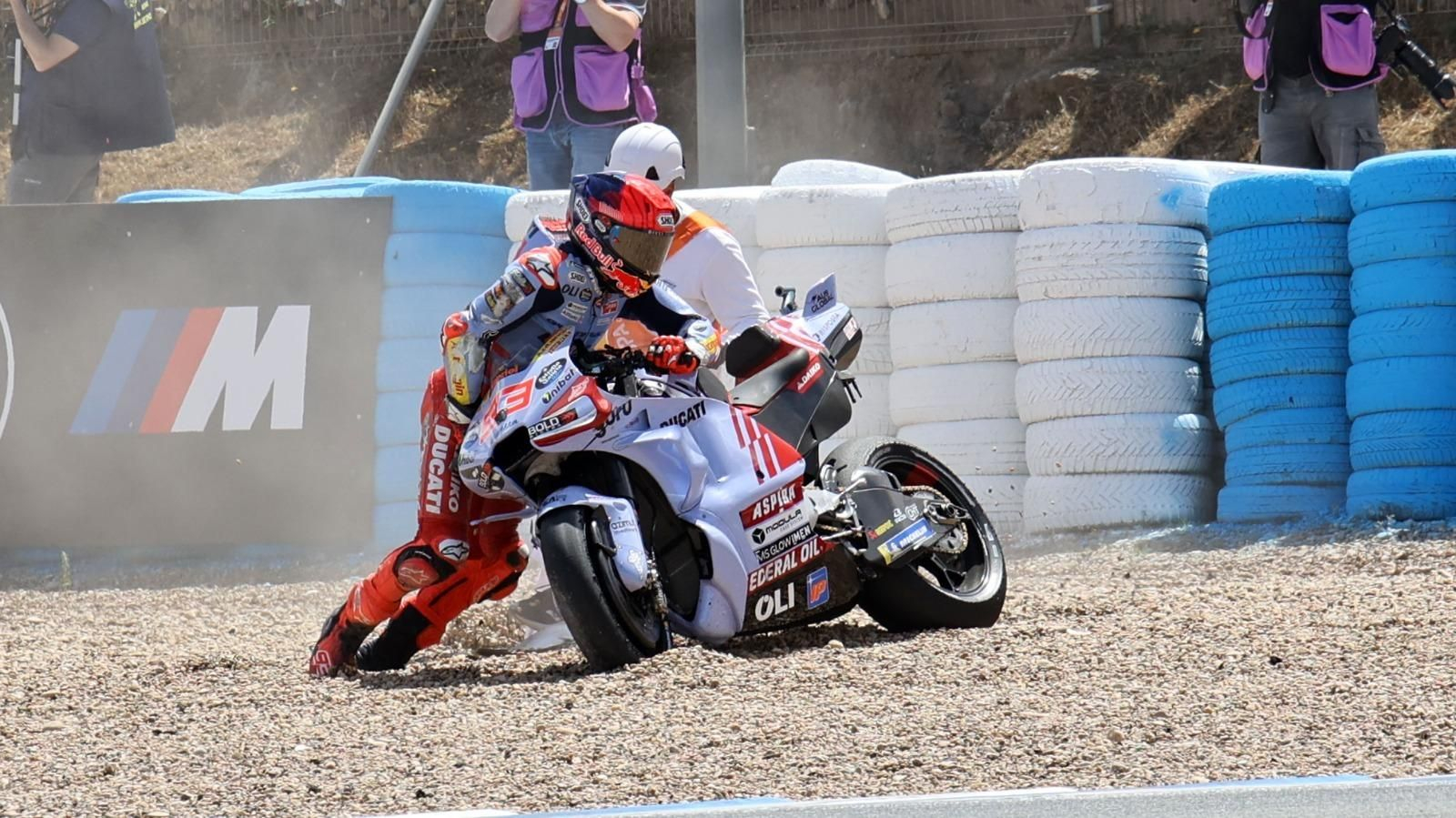 Marc Márquez: “¿Sacar bandera roja? Cada uno corre el riesgo que quiere” Marc Márquez: “¿Sacar bandera roja? Cada uno corre el riesgo que quiere”