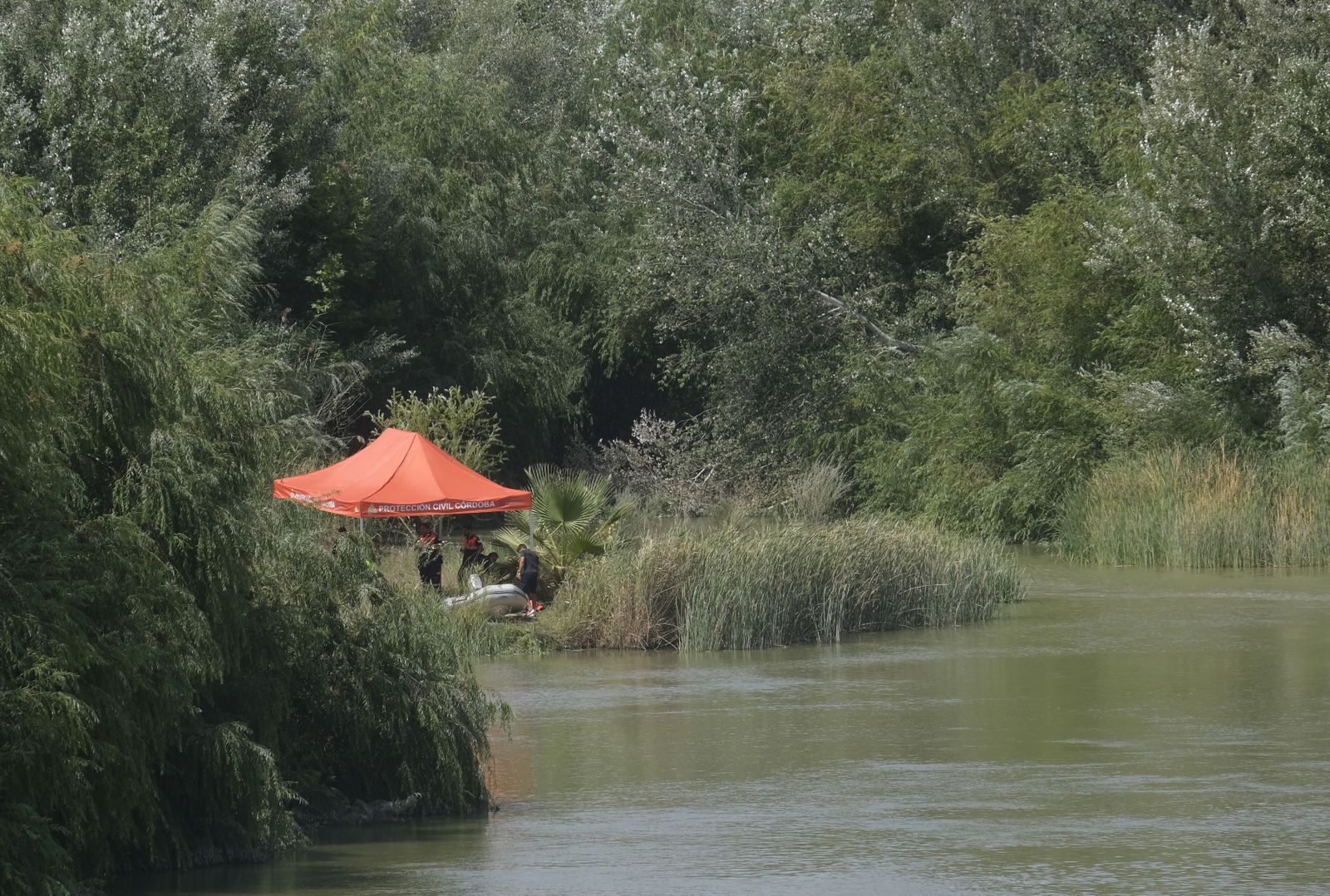 Así ha sido el rescate del cuerpo del joven ahogado en el Guadalquivir