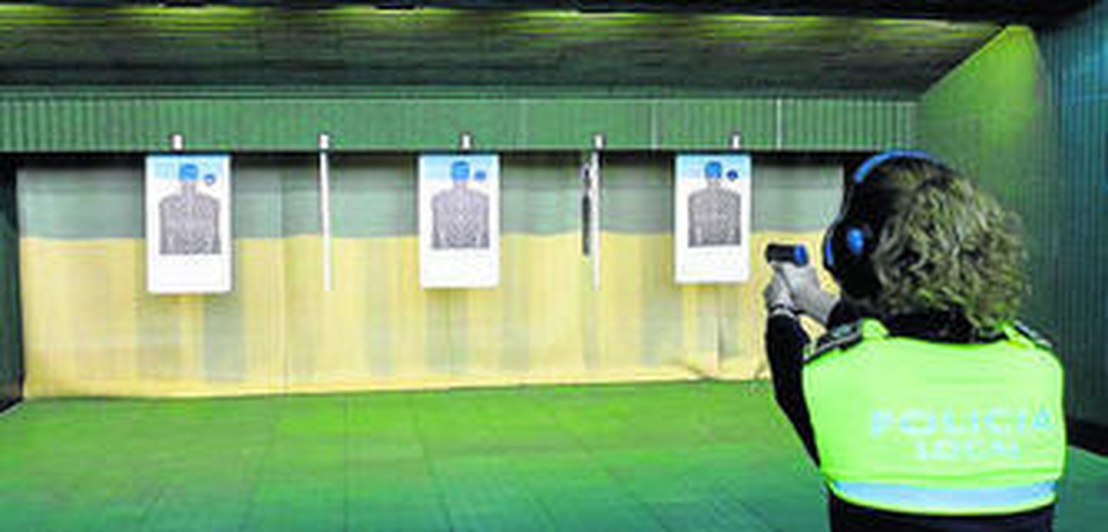 Una policía practica el tiro en la nueva galería.