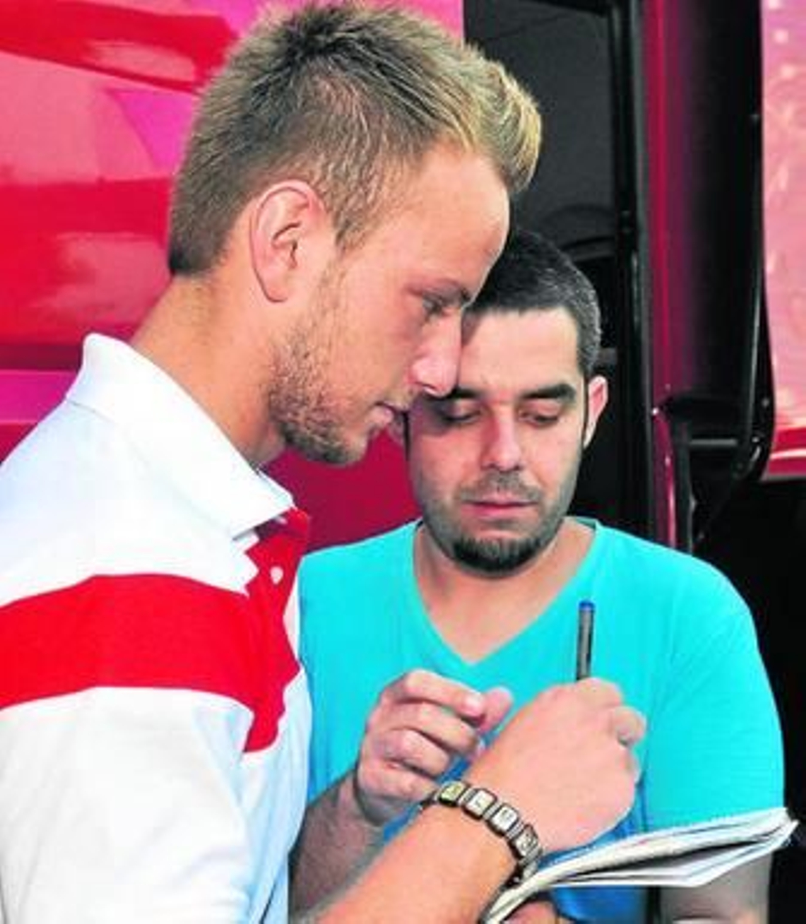 Rakitic firma un autógrafo a un aficionado antes de partir hacia Costa Ballena.