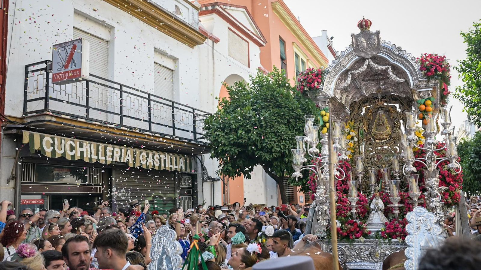La salida de la Hermandad Triana del Rocío en 2025, en imágenes La salida de la Hermandad Triana del Rocío en 2025, en imágenes