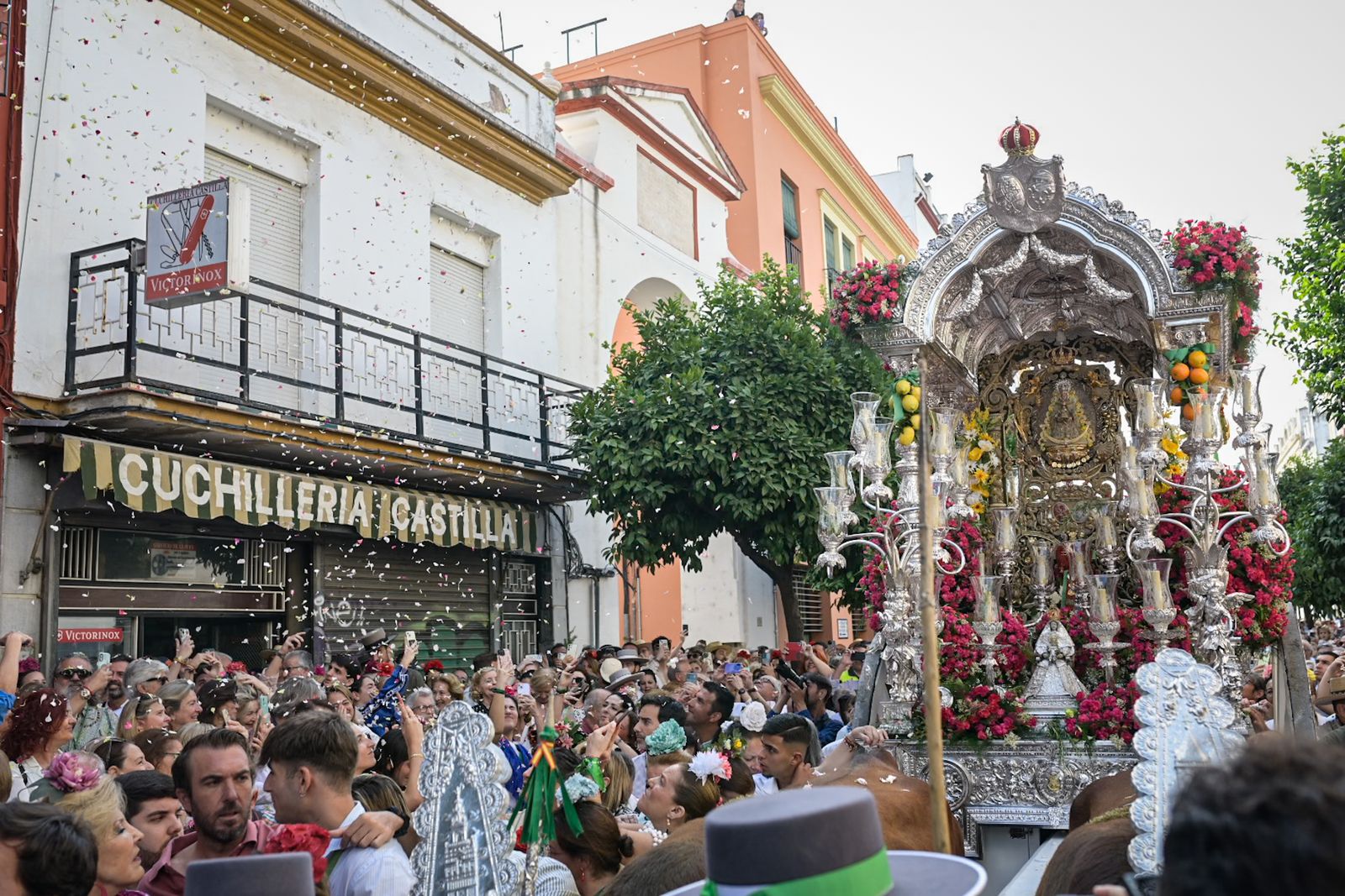 La salida de la Hermandad Triana del Rocío en 2025, en imágenes
