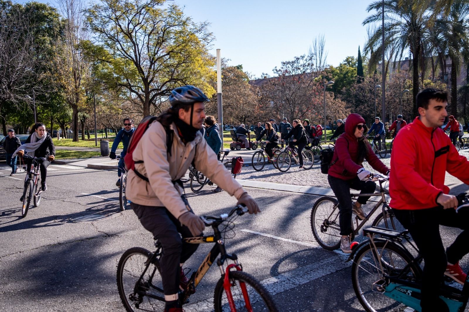 Una ruta en bici por Córdoba para reflexionar sobre habitabilidad y movilidad sostenible, en fotografías