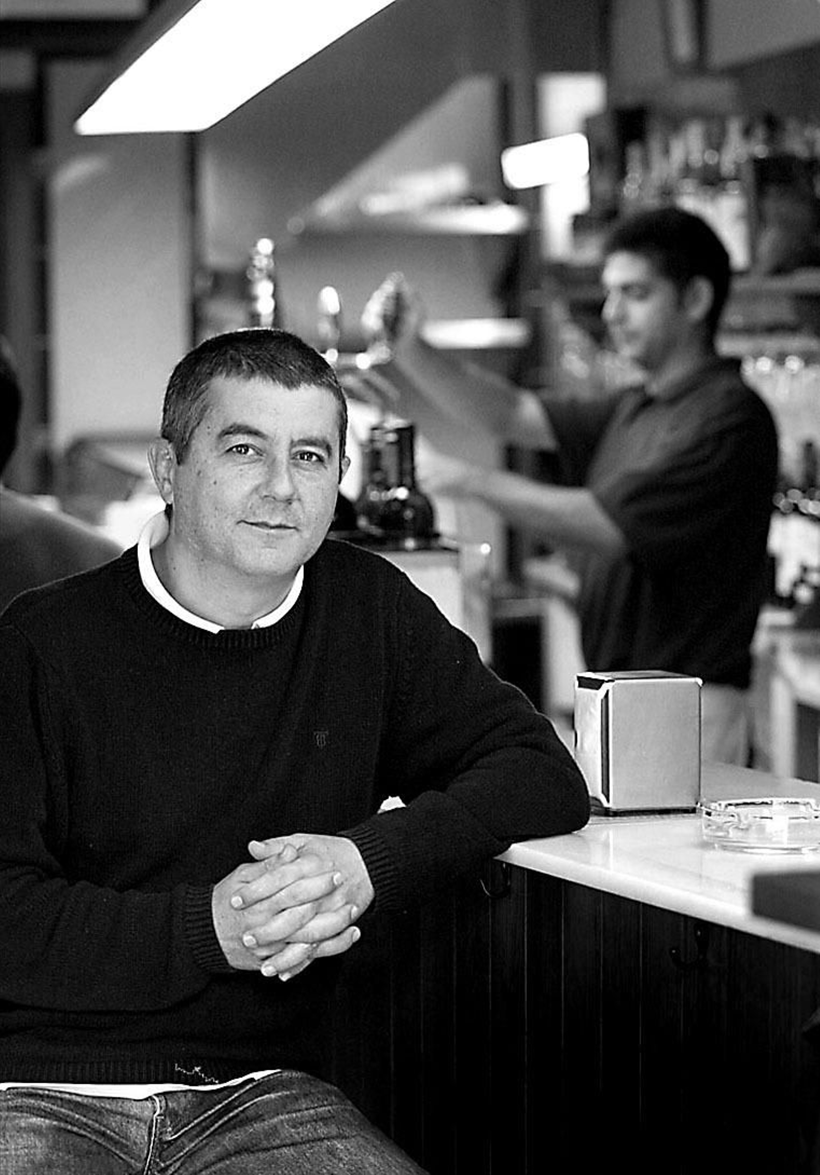 Luis Trinidad, en la barra del Bar Zapata, en 2004.