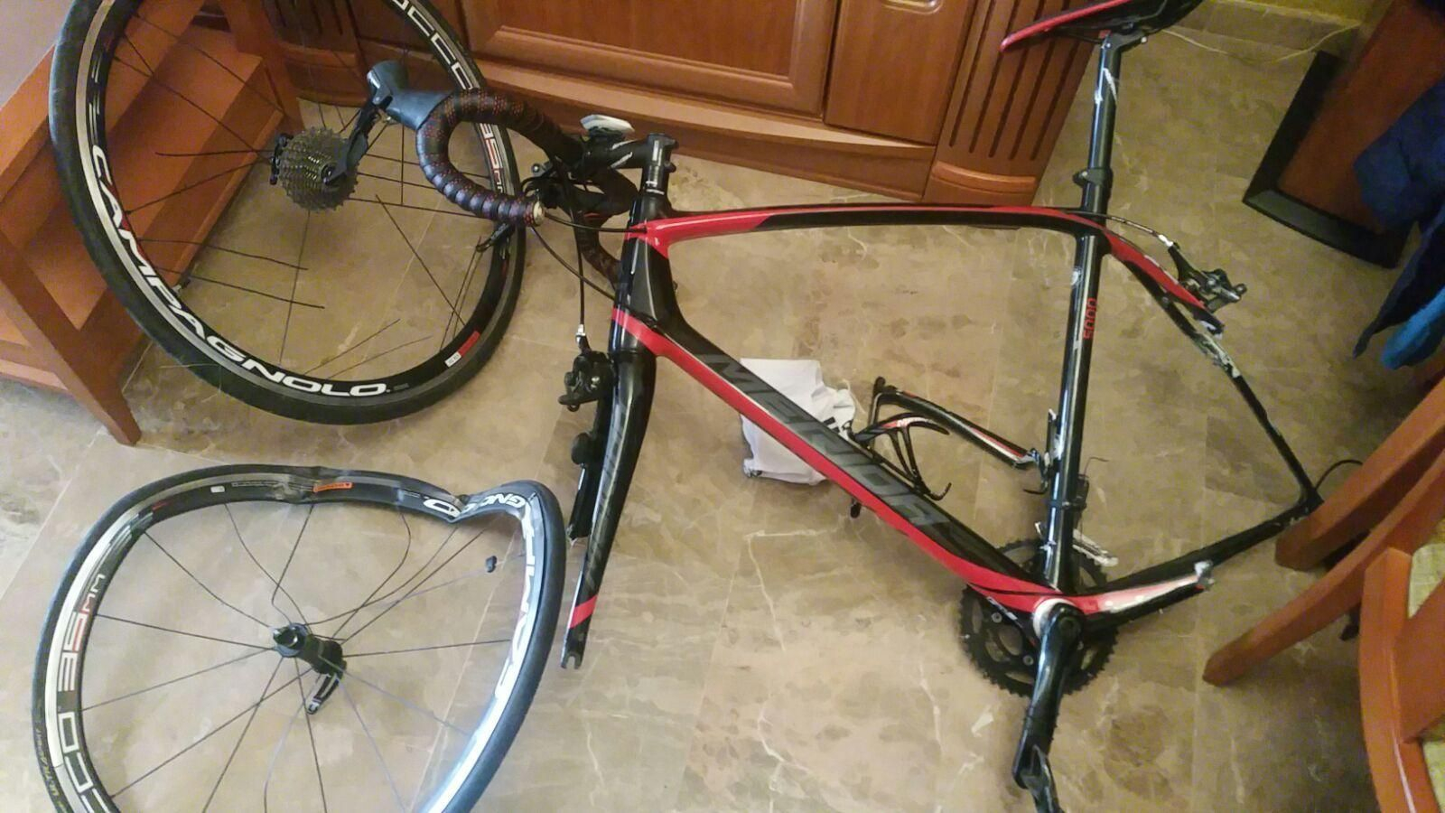 Estado en el que quedó la bicicleta de Rafa Méndez, el ciclista que cayó por un desnivel.