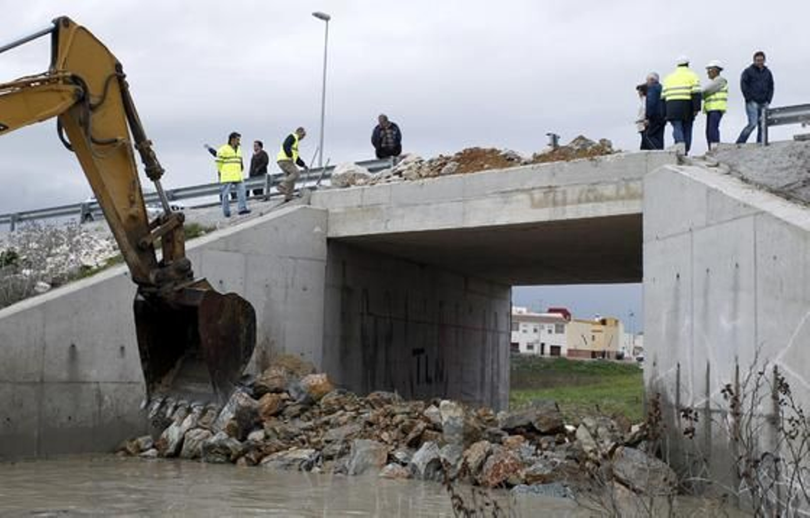 Los trabajadores construyen un muro de contención en el arroyo Argamasilla para prevenir un nuevo desbordamiento con las fuertes lluvias.   Foto: Antonio Pizarro