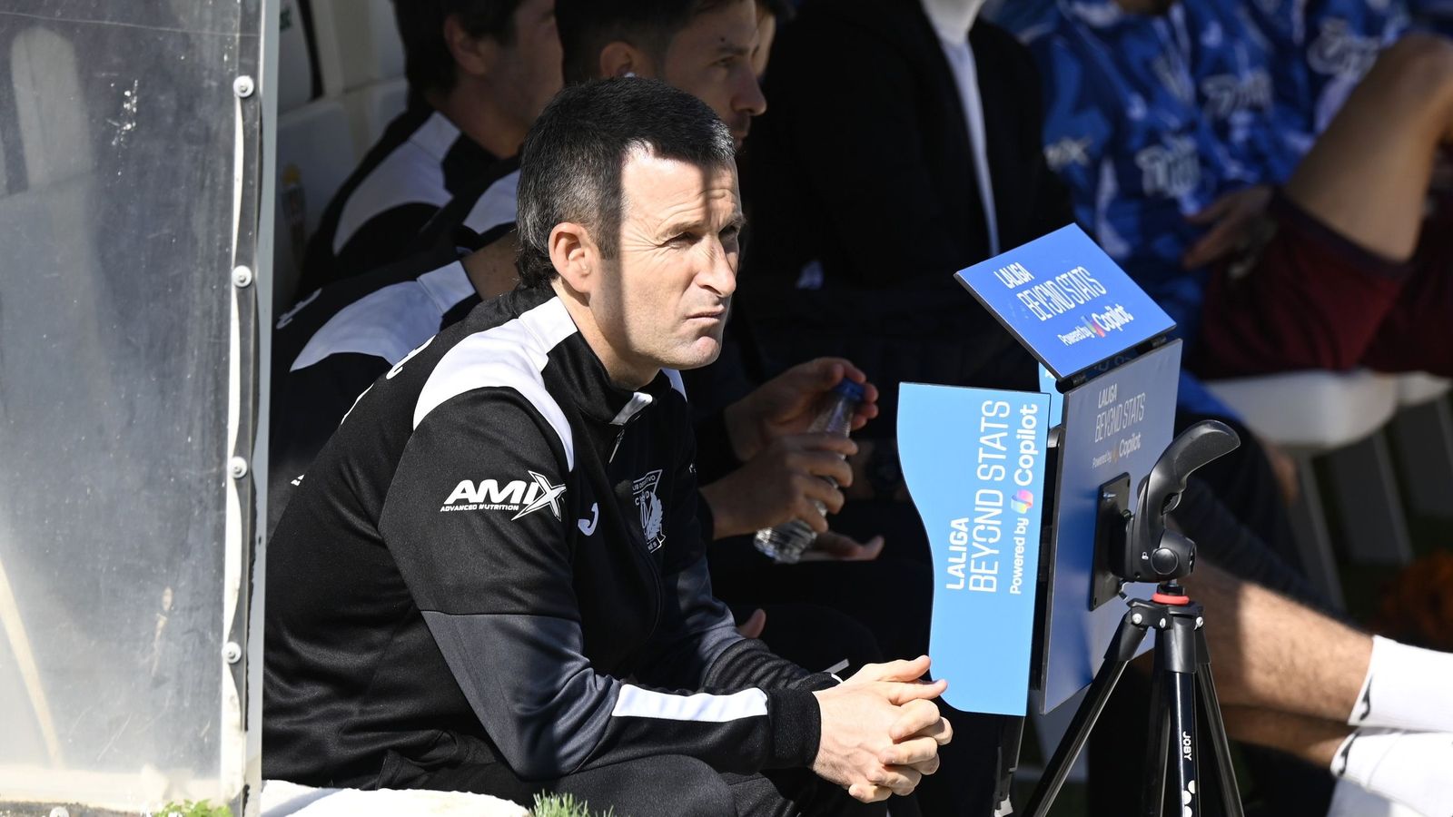 Igor Oca, técnico del Leganés, en el banquillo de El Arcángel durante el partido ante el Córdoba CF.