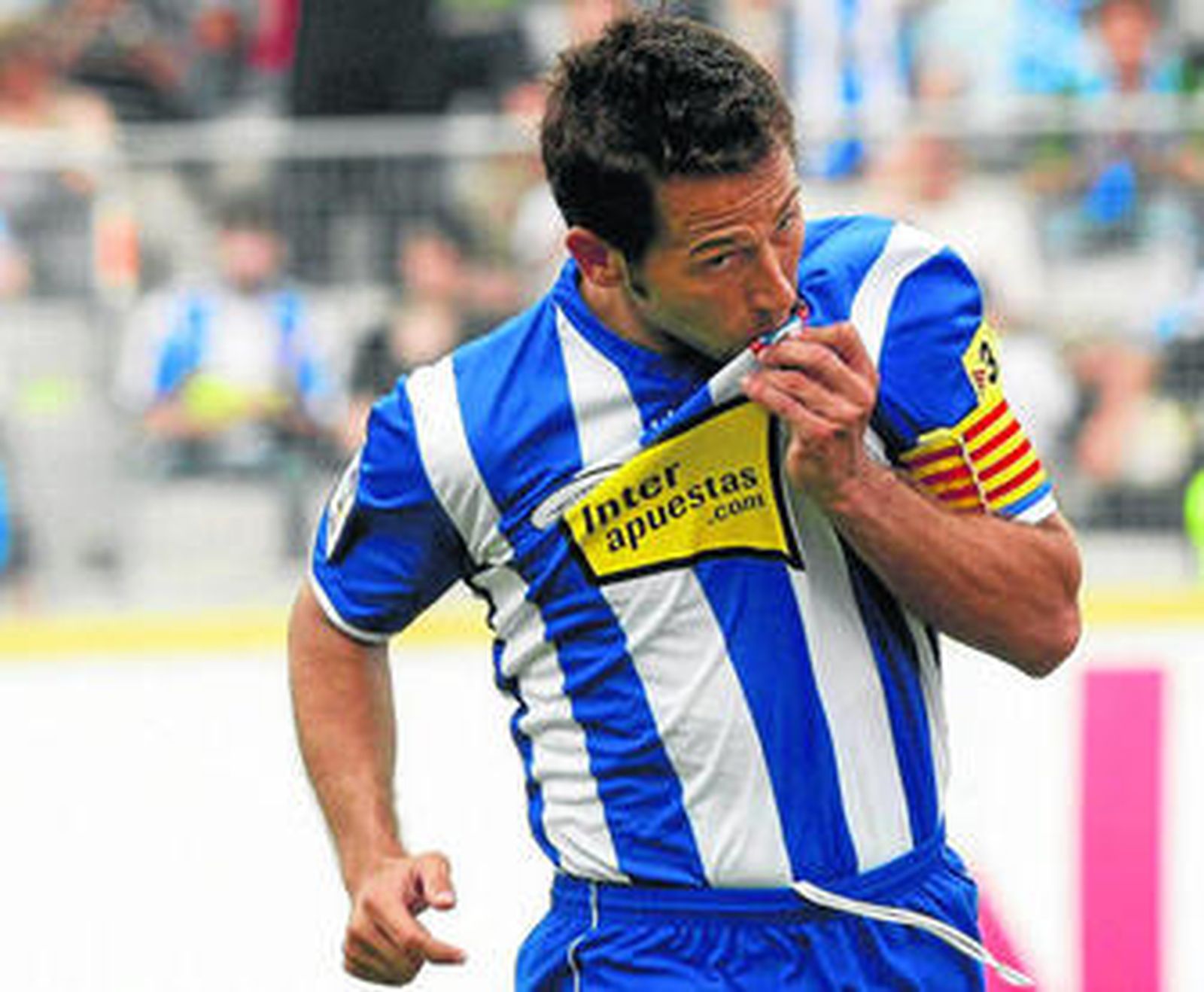 Tamudo se besa el escudo tras marcar su último gol con el Espanyol, el pasado 31 de mayo frente al Málaga en el Lluís Companys.