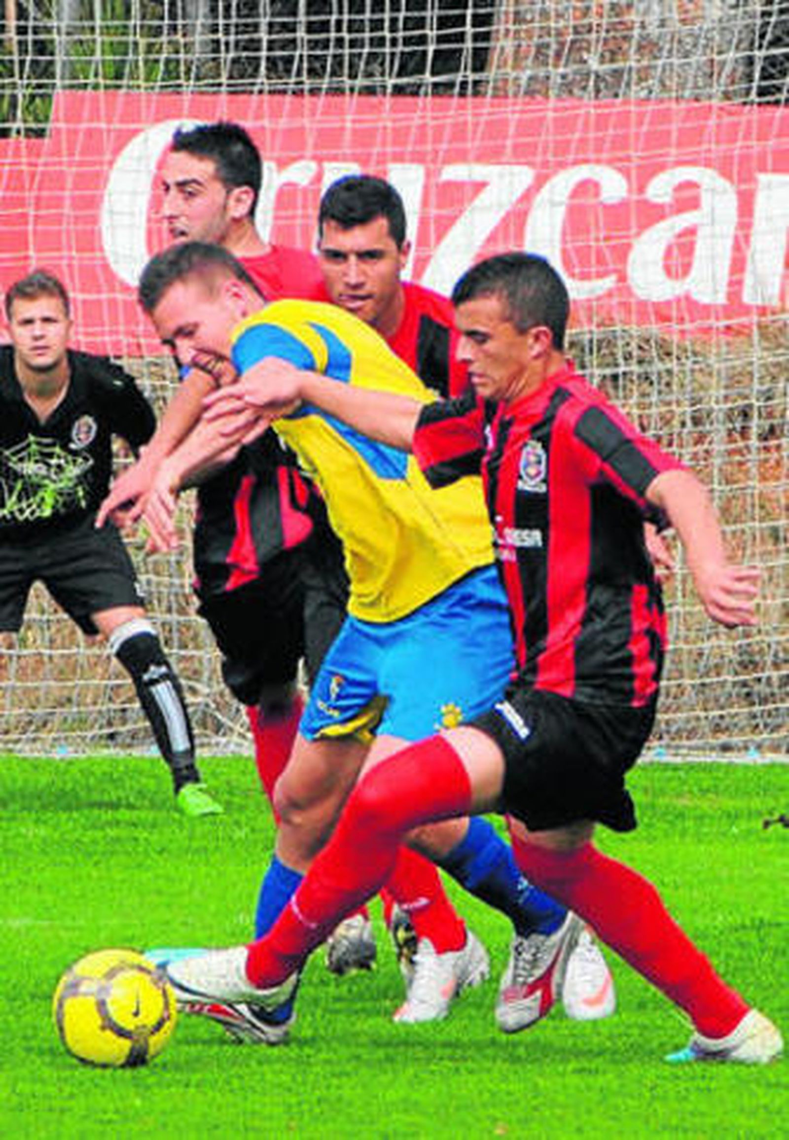 El balonista Álex pugna con tres jugadores del Pinzón.