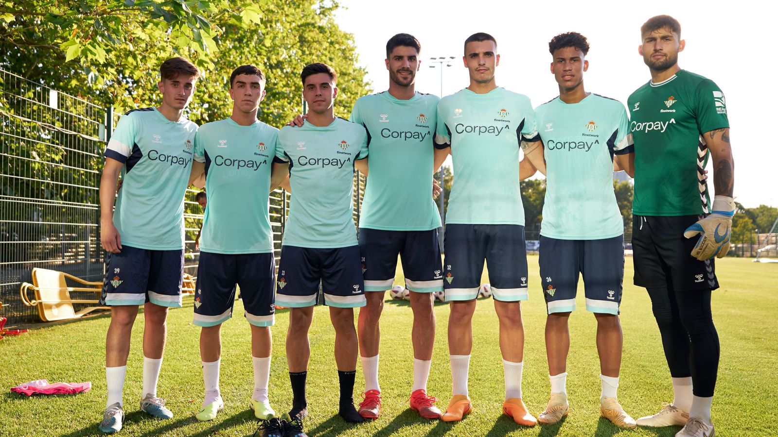 De izquierda a derecha posan Sorroche, Enrique, Pleguezuelo, Visus, Ismael Sierra, Álex Pérez y Fran Vieites.