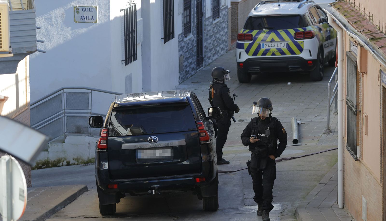 Las imágenes del despliegue policial por un hombre que se ha atrincherado en Camas