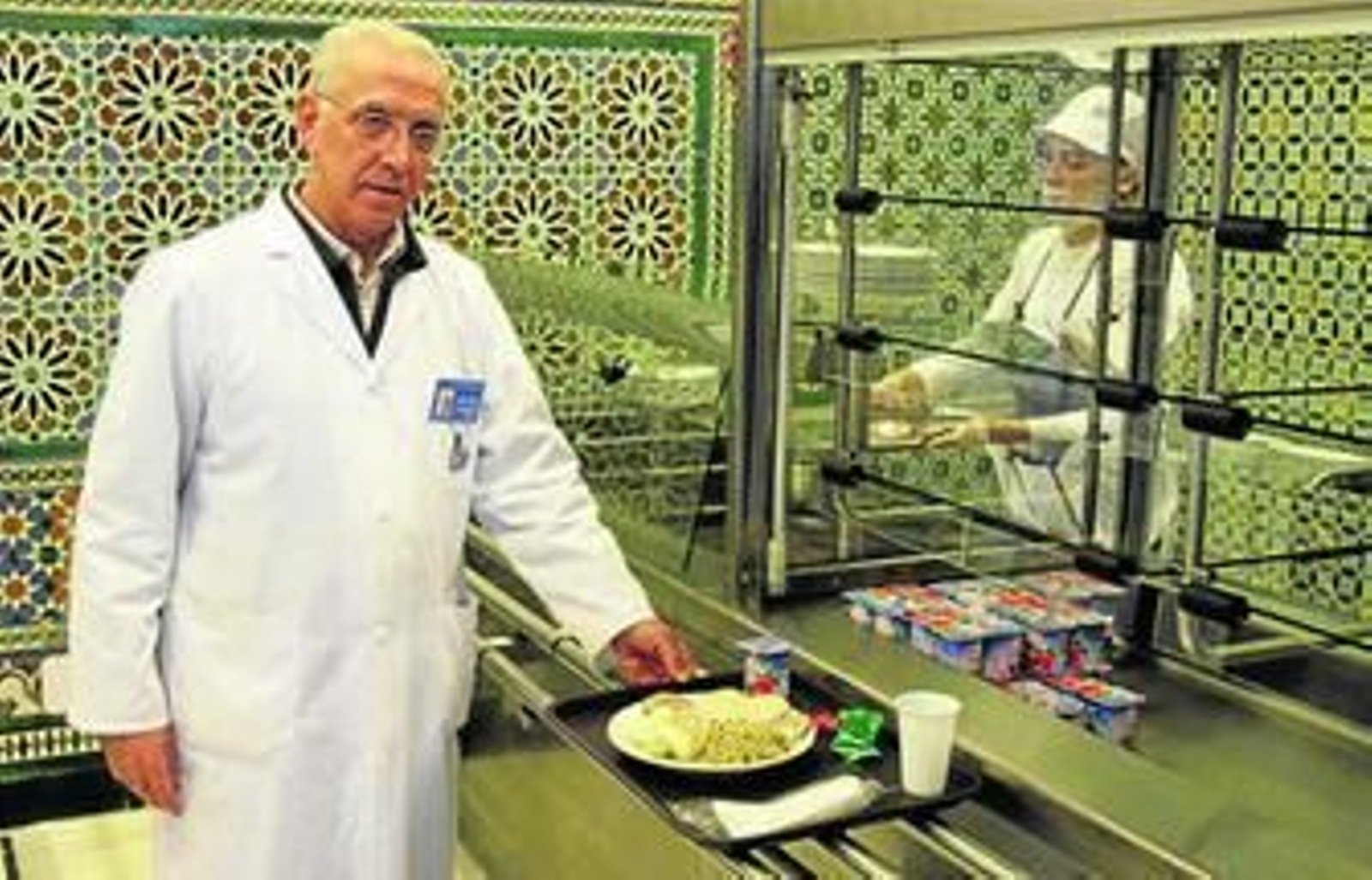 El hermano Salvador Fuentes muestra el menú preparado para el día, ayer.