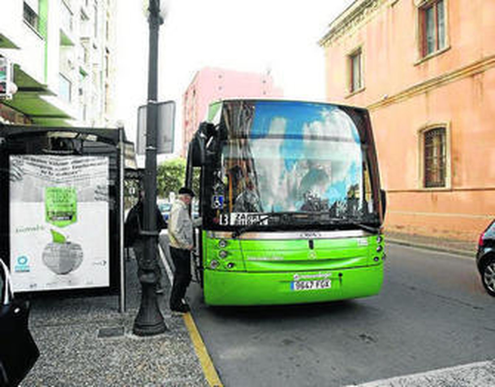 Un autobús urbano, en la parada de la plaza de la Constitución.
