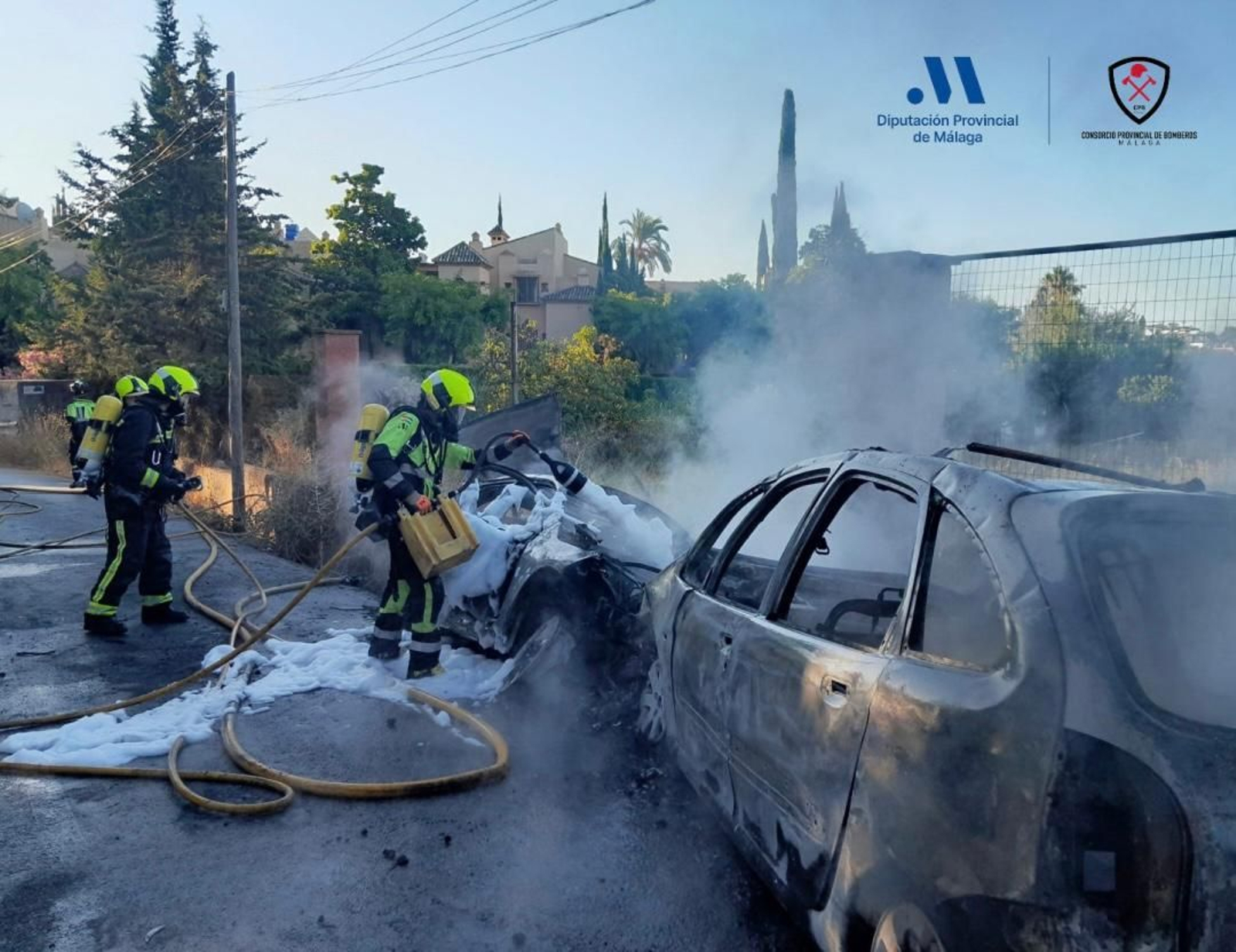 Efectivos del CPB de Málaga, intervienen en un accidente de tráfico con incendio en Estepona.