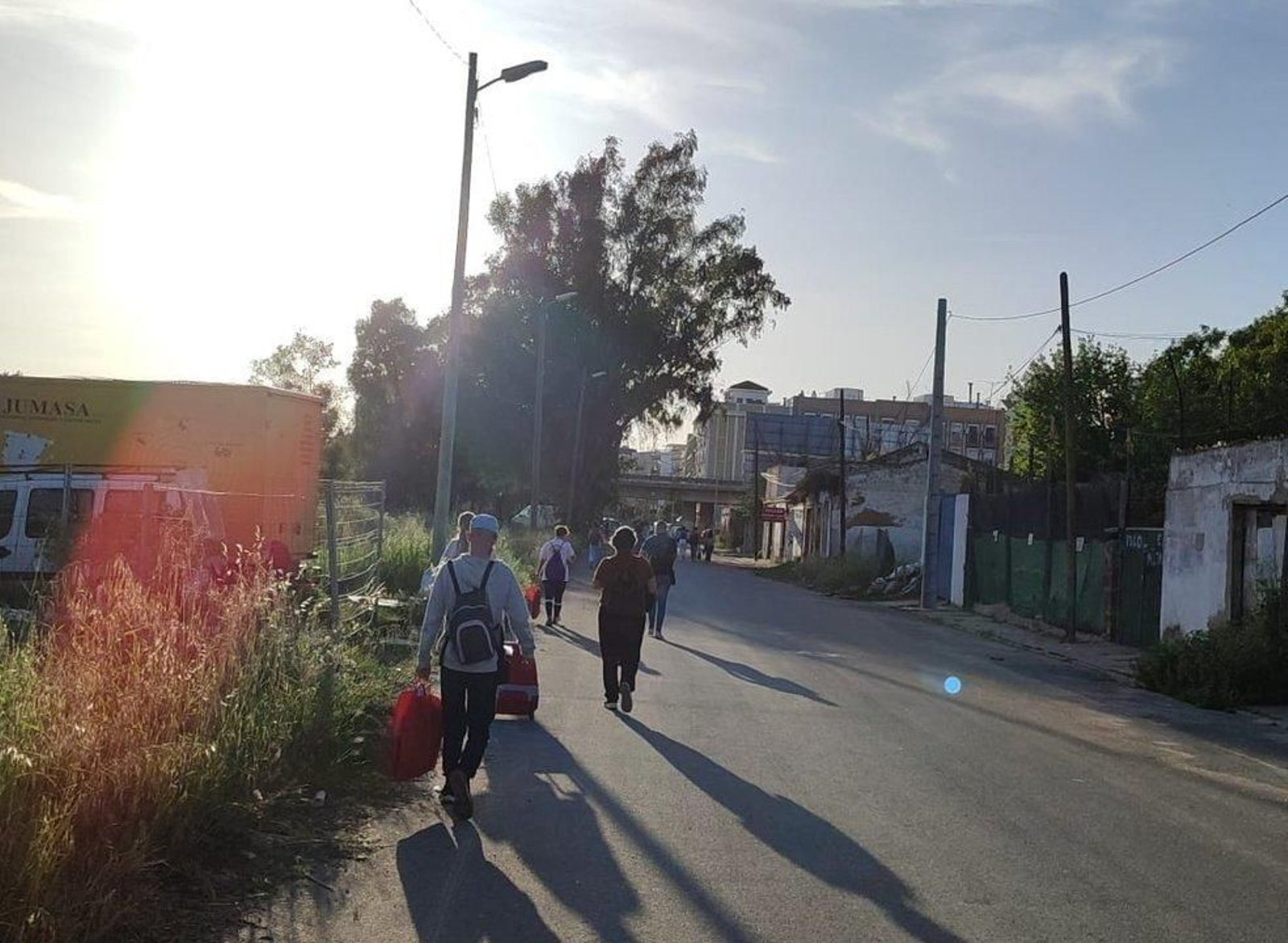 Imagen de los pasajeros en el entorno del Matadero tras bajar del tren accidentado, tomada por una de las afectadas.
