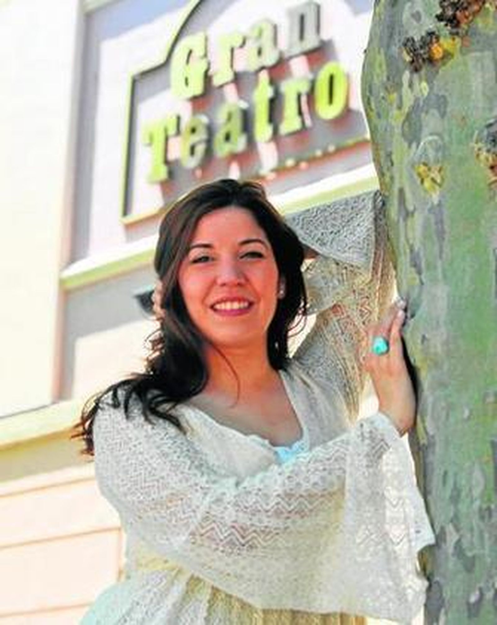 Lucía Tavira, frente al Gran Teatro.