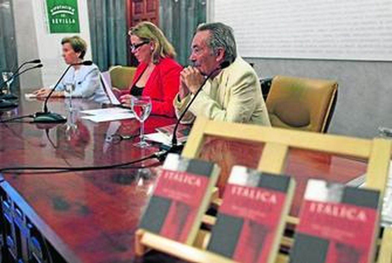De izquierda a derecha, Pilar León-Castro, Isabel Otero y Jacobo Cortines.