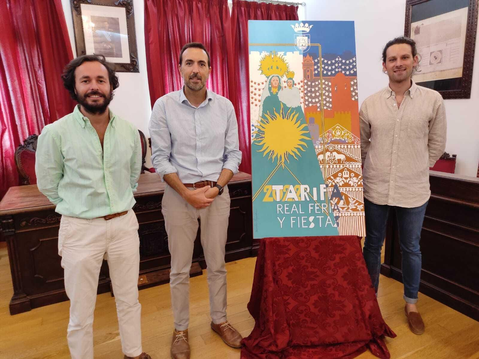 Nacho Blanco, Francisco Ruiz y Martín España, junto al cartel.