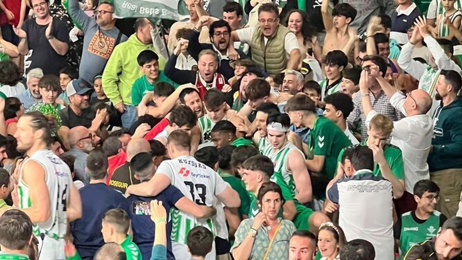 Joaquín Rodríguez festeja el triunfo con los aficionados y con sus compañeros tras el triple decisivo.