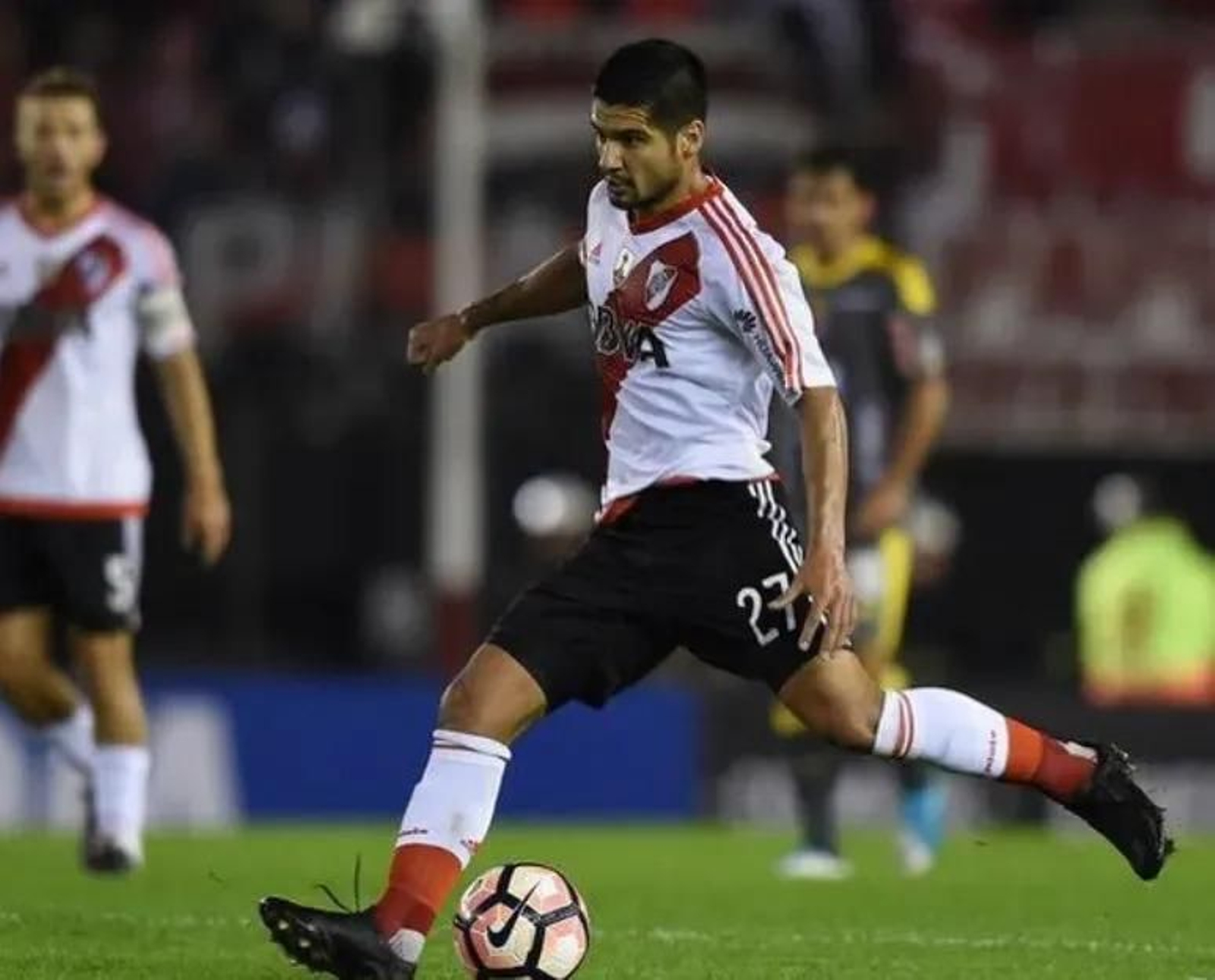El centrocampista argentino se dispone a realizar un pase durante un encuentro de su etapa en el River Plate.