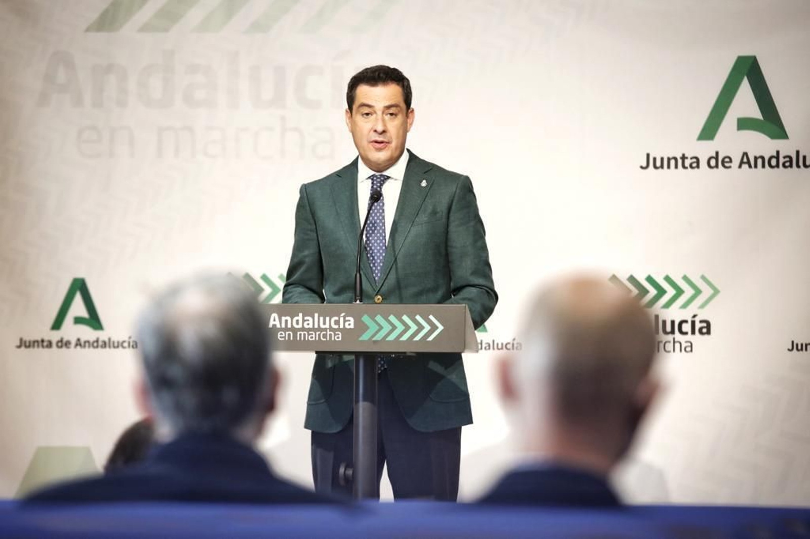 Juanma Moreno Bonilla, durante una rueda de prensa en el hospital Puerta del Mar.