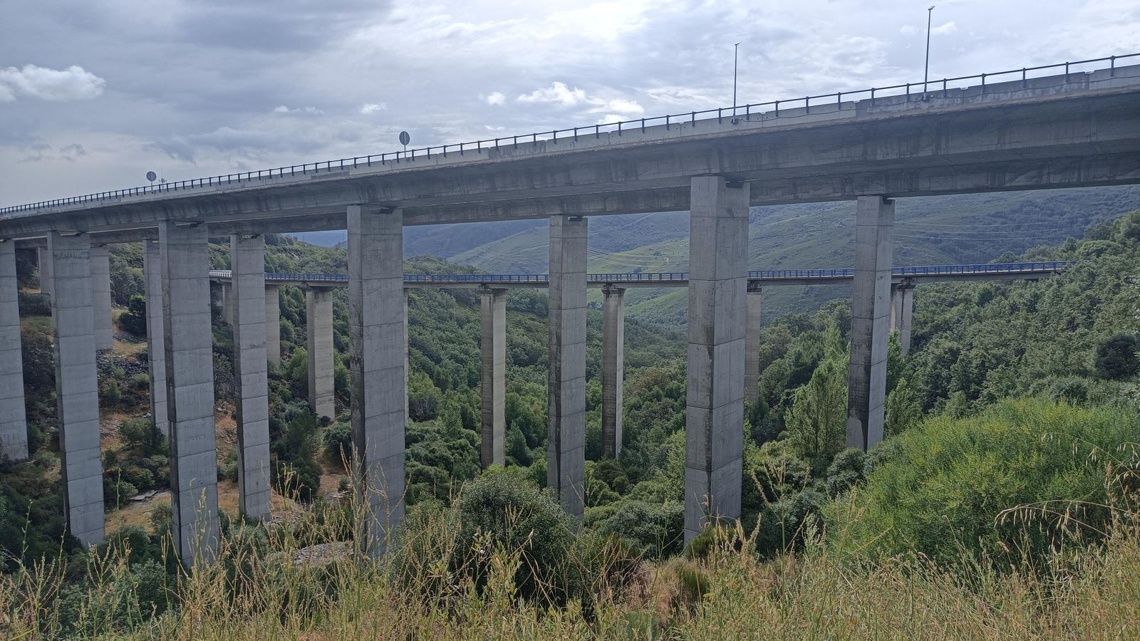 Tendremos que pasar bajo las columnas de los viaductos.