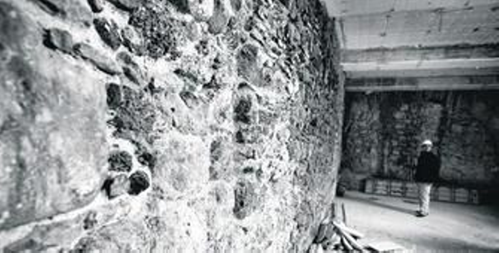 Parte de la muralla islámica localizada en el Hospital de San Juan de Dios.