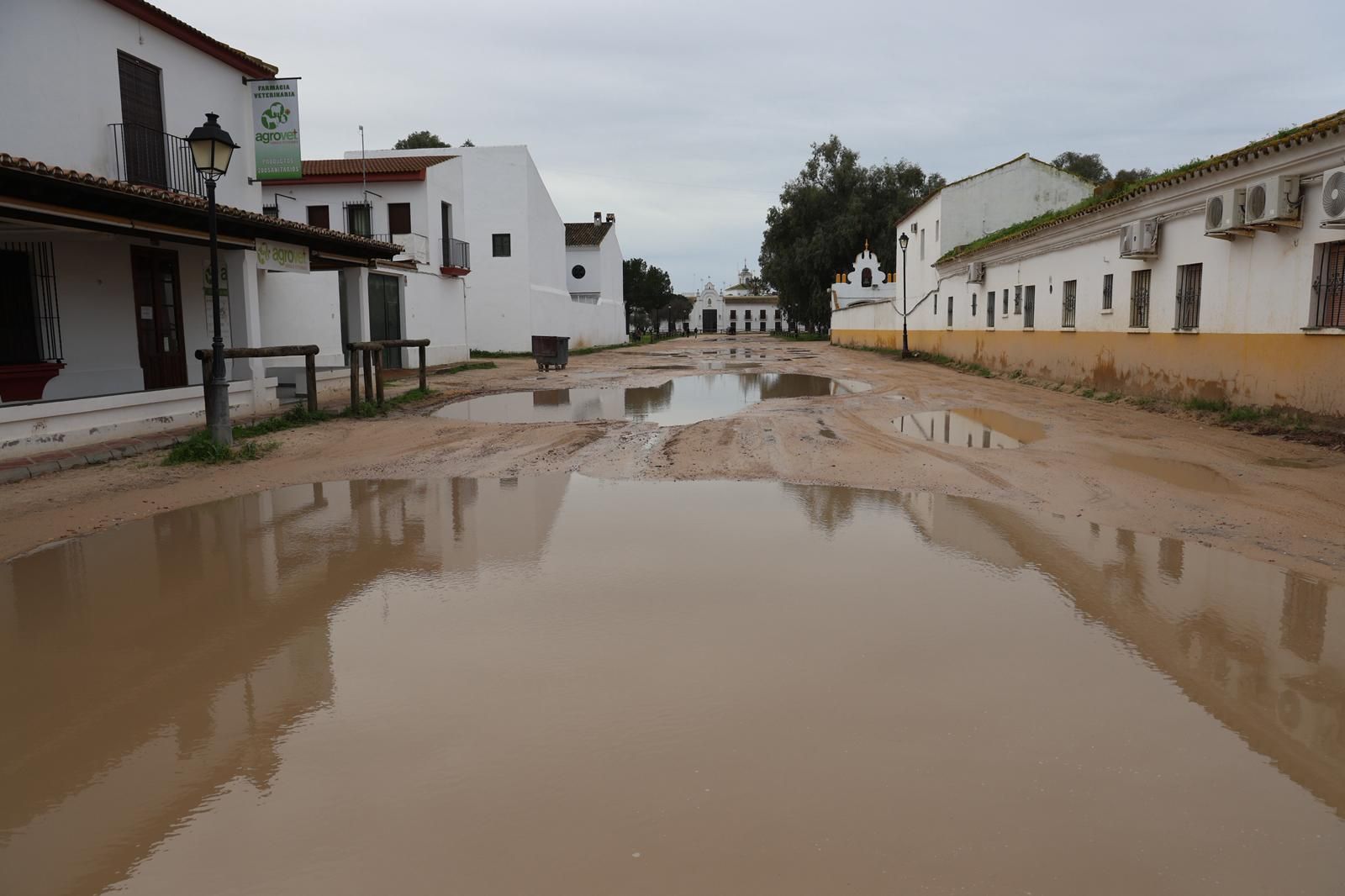 El Rocío tras la inundación de este sábado por la borrasca Marta: fotografías de las calles anegadas en la aldea