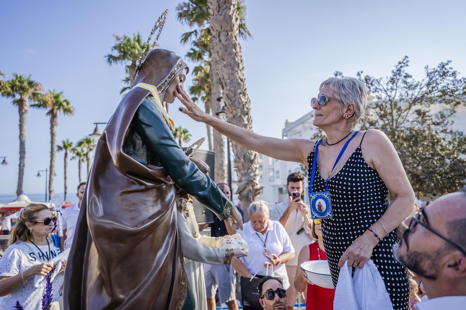 La procesión de la Virgen del Carmen y Santa Ana pone el broche final a las fiestas del Puerto de Roquetas