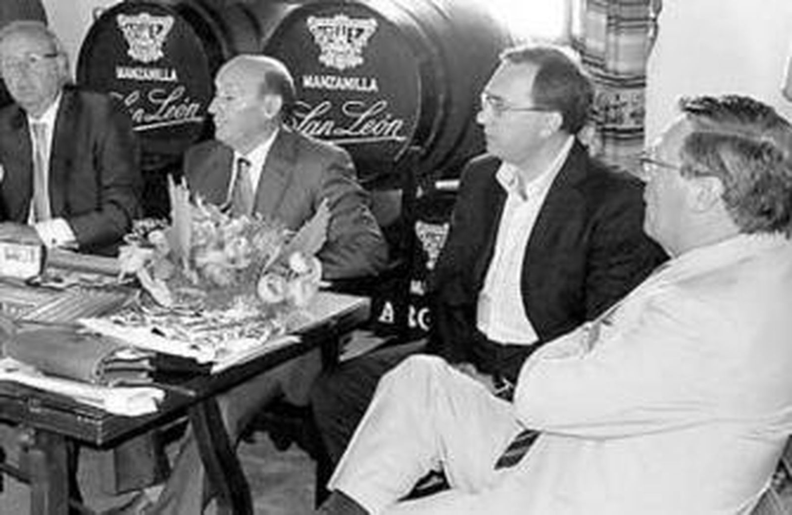 Rafael Ávila  y su padre, segundo y tercero por la derecha, en Argüeso.