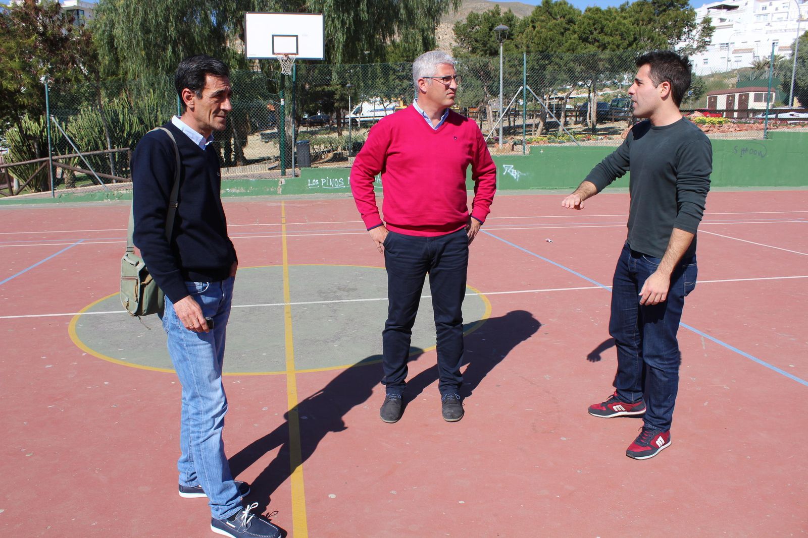 Alcalde, concejal y técnico en la pista polideportiva.