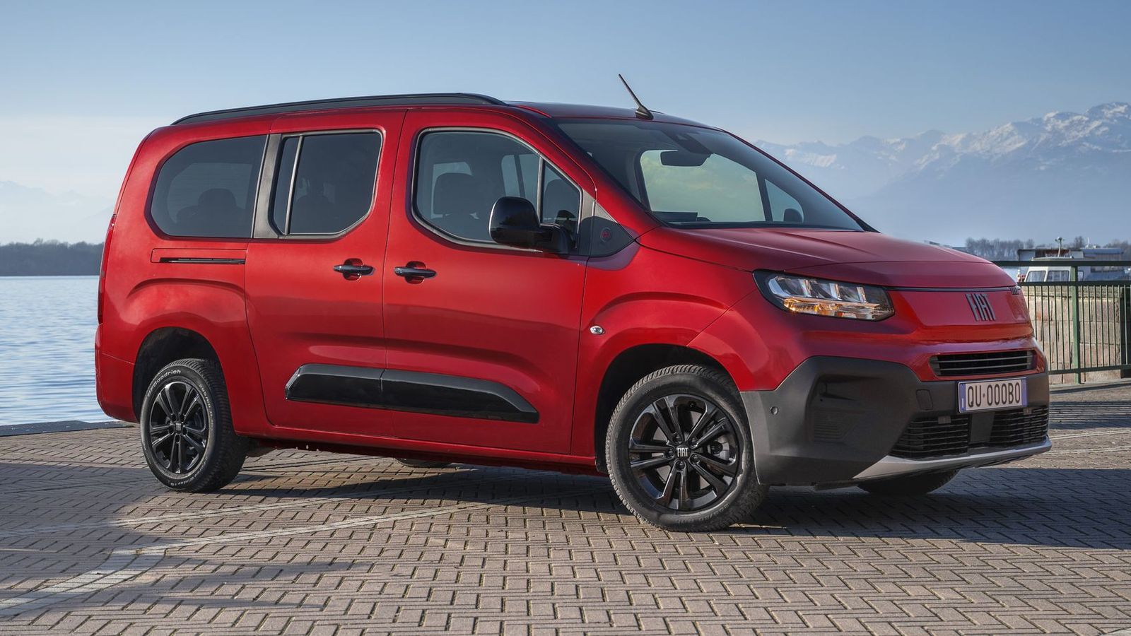 El acristalamiento lateral delata al Qubo L, disponible en dos formatos de tamaño: 4,40 o 4,75 m y, de ese modo, con cinco o siete plazas.