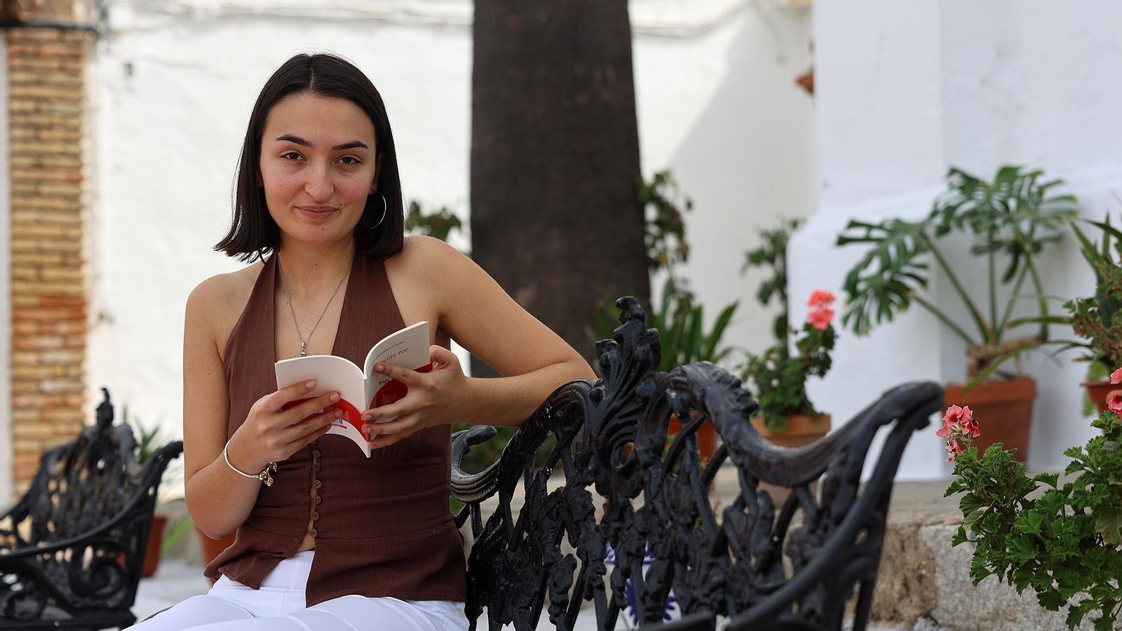 Elisa Ferández con su poemario, en su pueblo, Bonares.