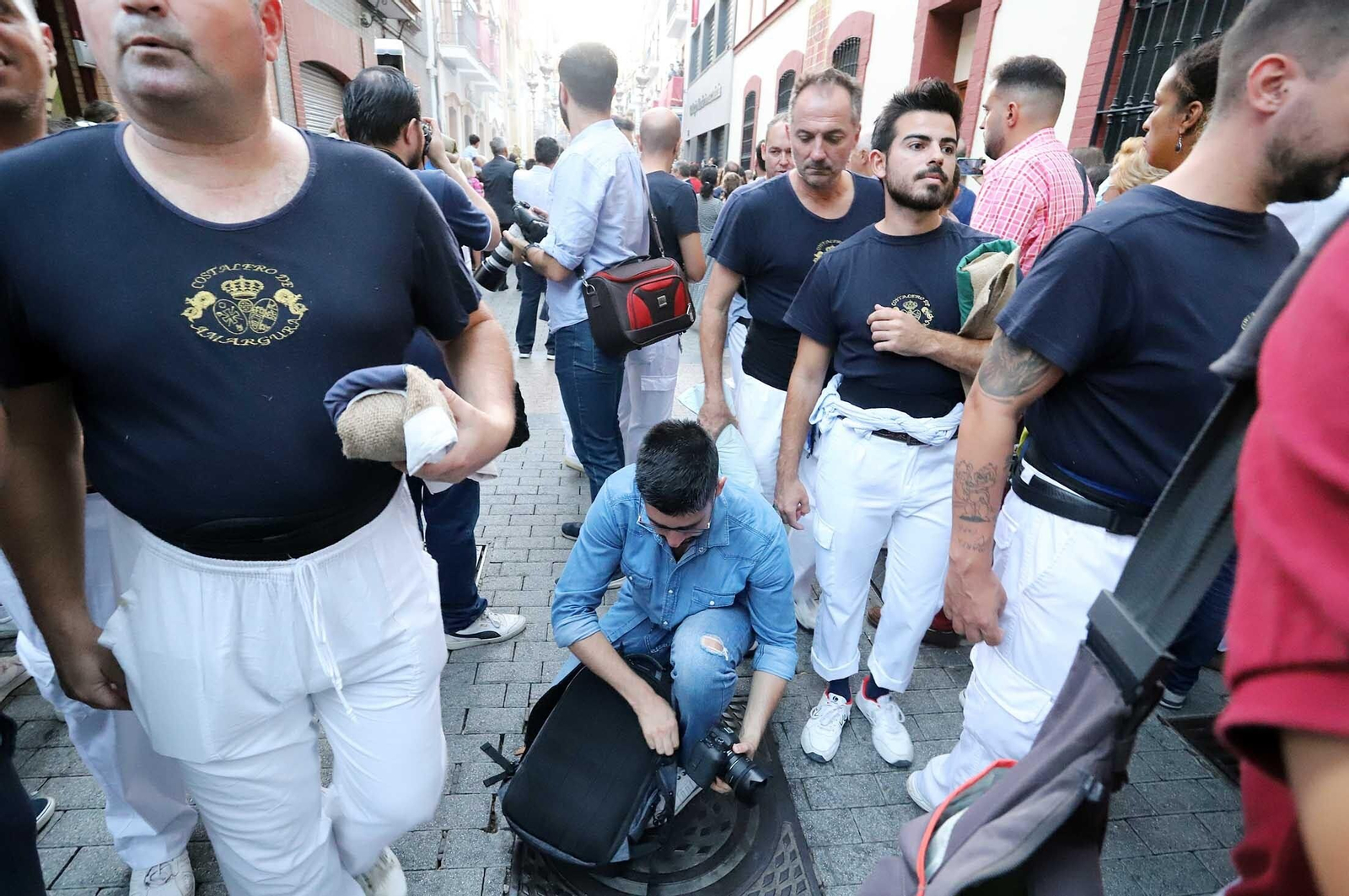 Imágenes de la procesión de la Virgen de la Amargura por las calles de Huelva