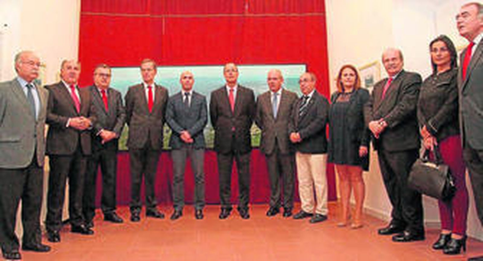 Pedro Miró y Miguel Pérez de la Blanca observan una de las fotos de la exposición de los 50 años de Cepsa junto a Juan Manuel Ordóñez y Ángel Gavino.