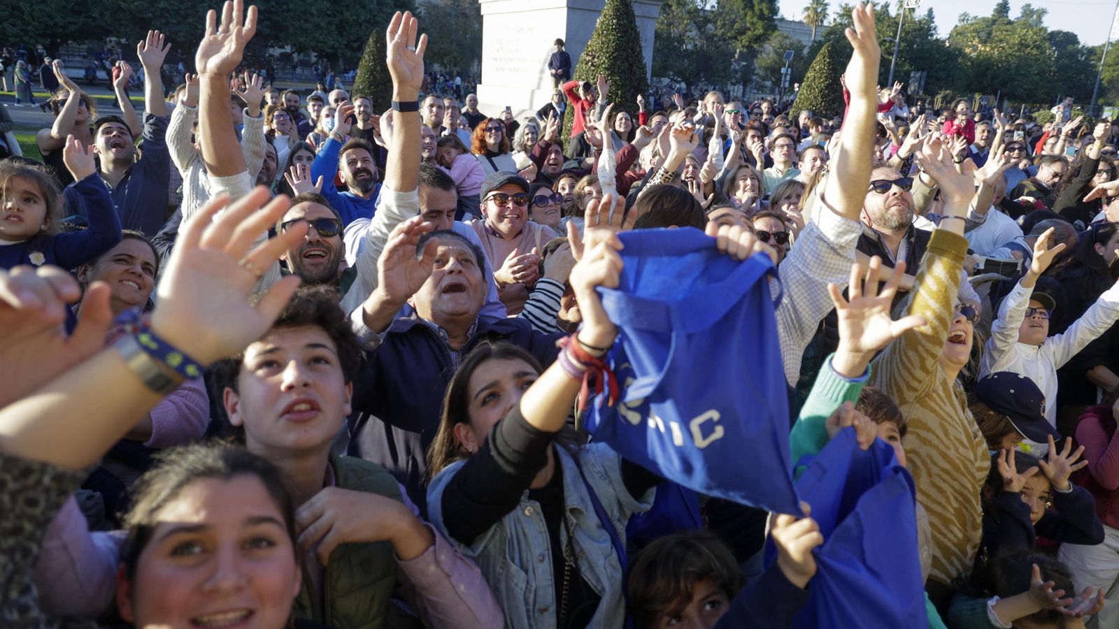 Multitud de personas esperan al cortejo en el Prado.